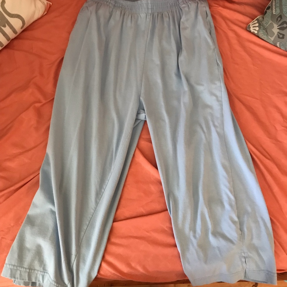 Loose fit blue capris w/ pockets